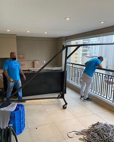 fazendo o içamento de móvel