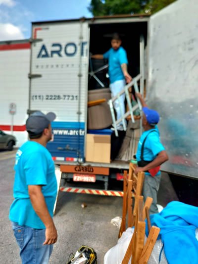 fazendo o içamento de móvel